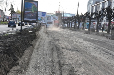 У Чернівцях на проспекті розширюють смугу для транспорту – фото