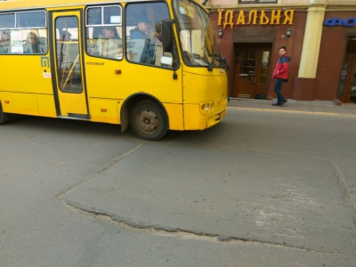 На вулиці у центрі Чернівців утворився небезпечний для автівок «трамплін» – відео