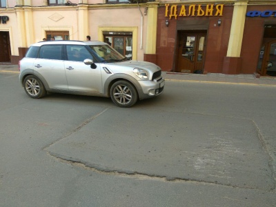 На вулиці у центрі Чернівців утворився небезпечний для автівок «трамплін» – відео