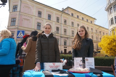 У центрі Чернівців провели благодійний ярмарок на підтримку онкохворих дітей