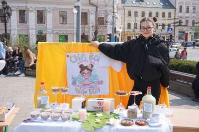У центрі Чернівців провели благодійний ярмарок на підтримку онкохворих дітей