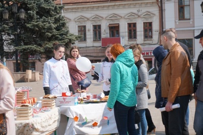 У центрі Чернівців провели благодійний ярмарок на підтримку онкохворих дітей