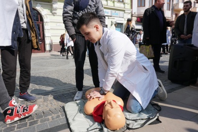 Як правильно чистити зуби та надавати першу допомогу: студенти-медики провели інтерактивний квест