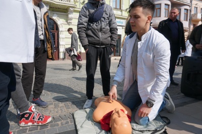 Як правильно чистити зуби та надавати першу допомогу: студенти-медики провели інтерактивний квест