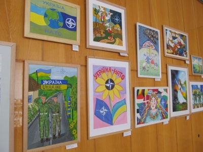 Дні НАТО: в Чернівцях учні художніх шкіл презентували свої малюнки