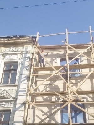 Самогубство у центрі Чернівців та викуп стоянки. Головні новини 4 квітня