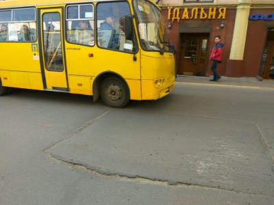 Самогубство у центрі Чернівців та викуп стоянки. Головні новини 4 квітня