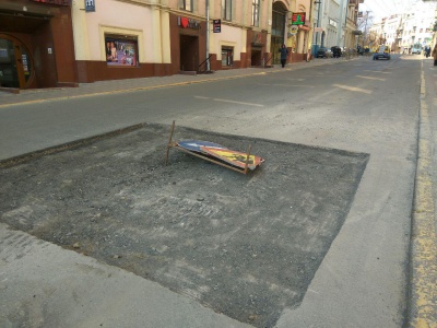 У центрі Чернівців розкопали частину вулиці, де раніше утворився «трамплін»