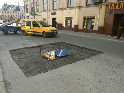 У центрі Чернівців розкопали частину вулиці, де раніше утворився «трамплін»