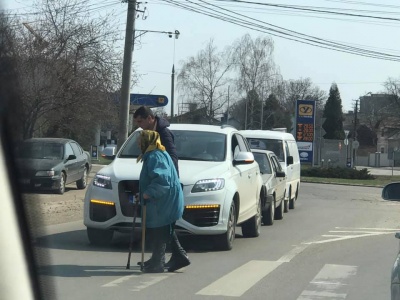 Зворушлива історія: у Чернівцях водій зупинив авто, щоб допомогти бабусі перейти дорогу