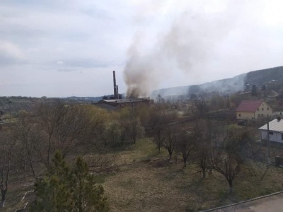 На Буковині горить приміщення цукрового заводу – фото