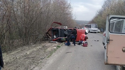 На Буковині зіткнулися дві автівки, один постраждалий у важкому стані – фото