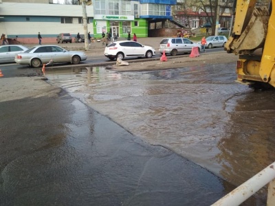 У Чернівцях затопило частину проспекту Незалежності, на якій триває ремонт