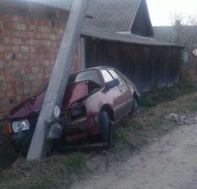 У Сторожинці легковик врізався в електроопору – фото