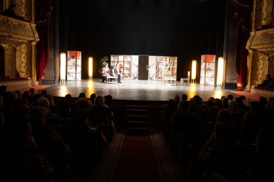 «Я куплю тобі Мальдіви»: київський театр привіз до Чернівців яскраву комедію – фото