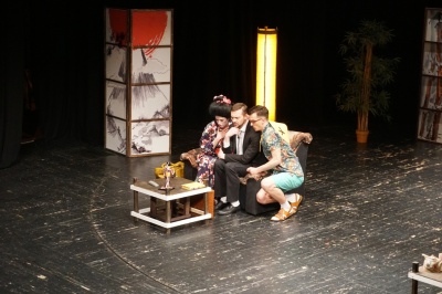 «Я куплю тобі Мальдіви»: київський театр привіз до Чернівців яскраву комедію – фото