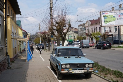 У Чернівцях з’явились перші веломаршрути, але на них паркуються водії – фото