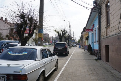 У Чернівцях з’явились перші веломаршрути, але на них паркуються водії – фото