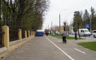 У Чернівцях з’явились перші веломаршрути, але на них паркуються водії – фото