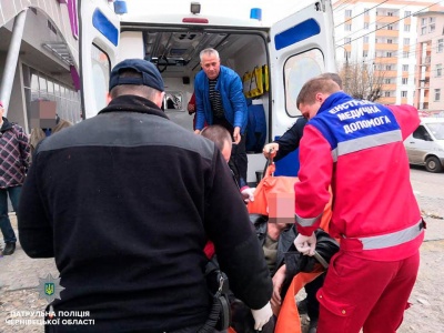 У Чернівцях патрульні врятували непритомного чоловіка