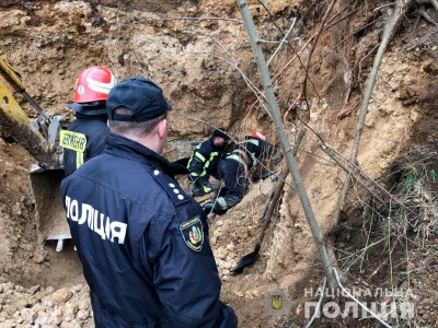 Буковинець ледь не загинув через обвал на піщаному кар'єрі: в поліції розповіли деталі