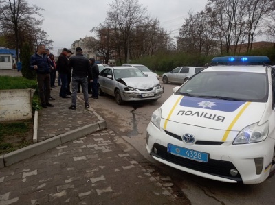 У Чернівцях «євробляха» кількасот метрів протягнула чоловіка на капоті: водій намагався втекти