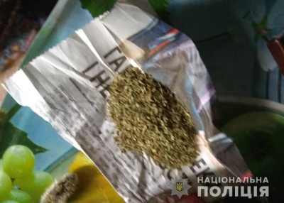 Сімейна сварка: на Буковині жінка зізналася поліції, що чоловік зберігає наркотики