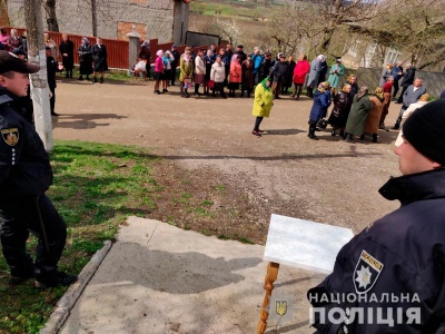 Молилися на дорозі: на Буковині стався конфлікт між релігійними громадами