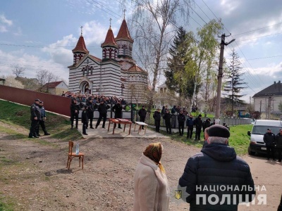 Молилися на дорозі: на Буковині стався конфлікт між релігійними громадами