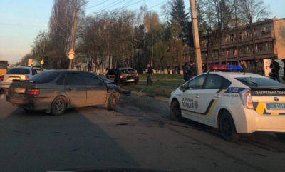 У Чернівцях зіткнулись два легковики, одну особу госпіталізовано – фото