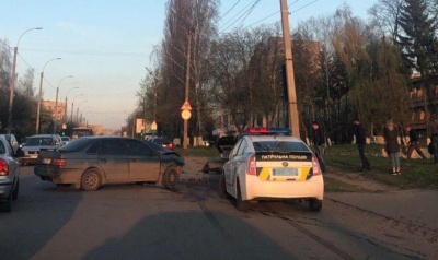 У Чернівцях зіткнулись два легковики, одну особу госпіталізовано – фото