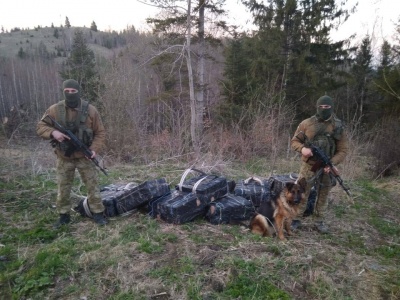 Стріляли у повітря. На Буковині прикордонники зупиняли контрабандистів з цигарками