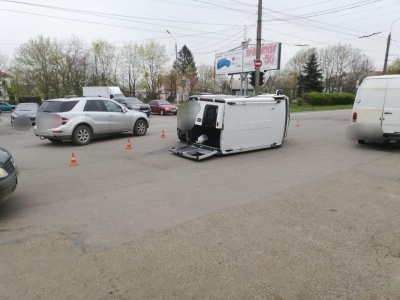 ДТП на Кемпінгу в Чернівцях: перекинувся мікроавтобус – відео. Оновлено