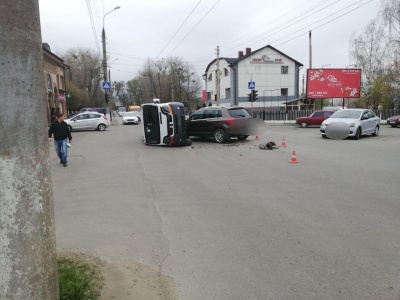 ДТП на Кемпінгу в Чернівцях: перекинувся мікроавтобус – відео. Оновлено