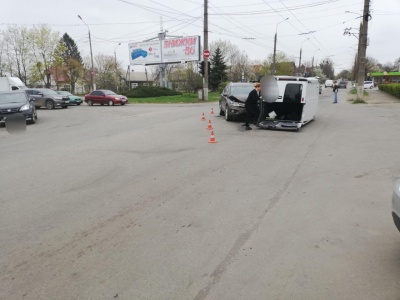 ДТП на Кемпінгу в Чернівцях: перекинувся мікроавтобус – відео. Оновлено