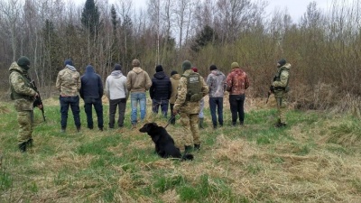 На Буковині біля кордону затримали 9 осіб, яких підозрюють у контрабанді