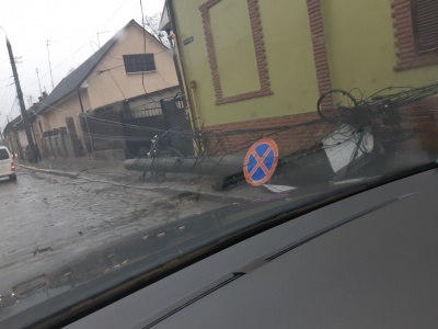 У Чернівцях п’яний водій розтрощив електроопору, заблокувавши рух транспорту