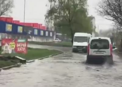 У районі «Епіцентру» в Чернівцях затопило вулицю – відео