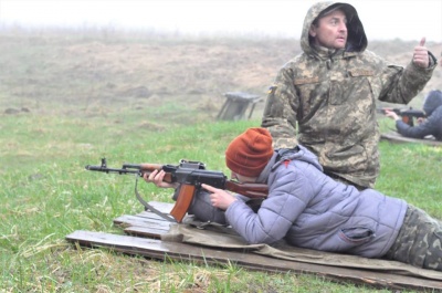 Випускники буковинських шкіл проходять навчальні стрільби