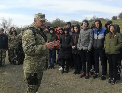 Випускники буковинських шкіл проходять навчальні стрільби