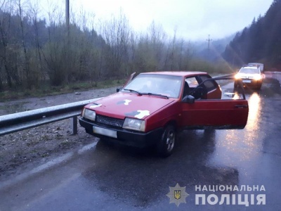 На Буковині п’яний молодик вкрав авто і переховувався в лісі