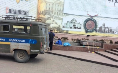 У Чернівцях робітники миють фонтан на Центральній площі – фото