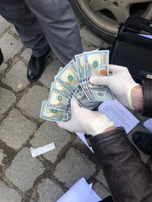 У центрі Чернівців на хабарі 700 доларів затримали інспектора ДФС - фото