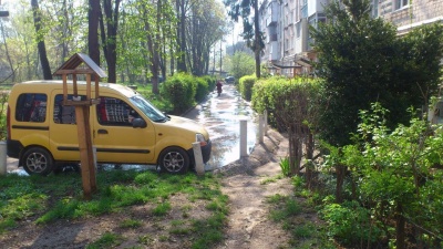 «Люди задихаються від смороду»: мешканці багатоповерхівки в Чернівцях три дні потерпають через прорив каналізації