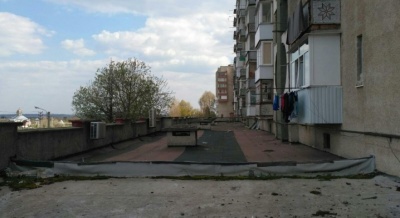 У Новодністровську на даху багатоповерхівки знайшли мертвого чоловіка
