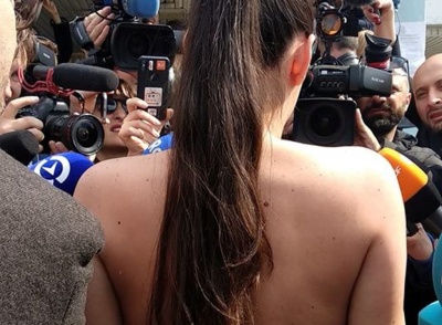 Активістка Femen роздягнулась біля дільниці, де голосував Зеленський – фото