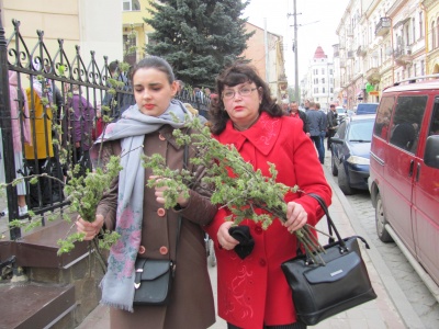 Чернівці святкують Вербну неділю: у церквах освятили вербові гілки – фото