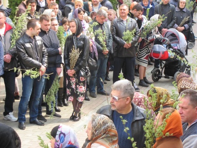 Чернівці святкують Вербну неділю: у церквах освятили вербові гілки – фото