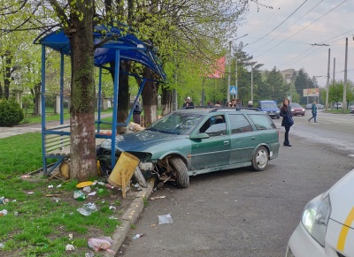 У Чернівцях «євробляха» на великій швидкості розтрощила зупинку громадського транспорту – фото