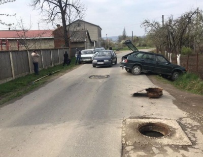 ДТП у Сторожинці: ВАЗ влетів у паркан через саморобний люк - фото